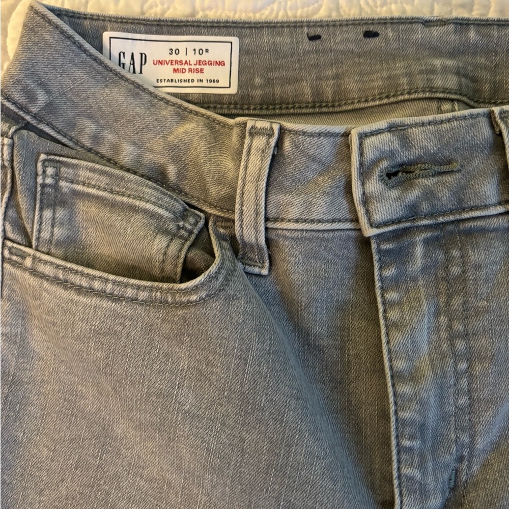 GAP universal jegging mid-rise, ankle length, frayed edge, light grey wash